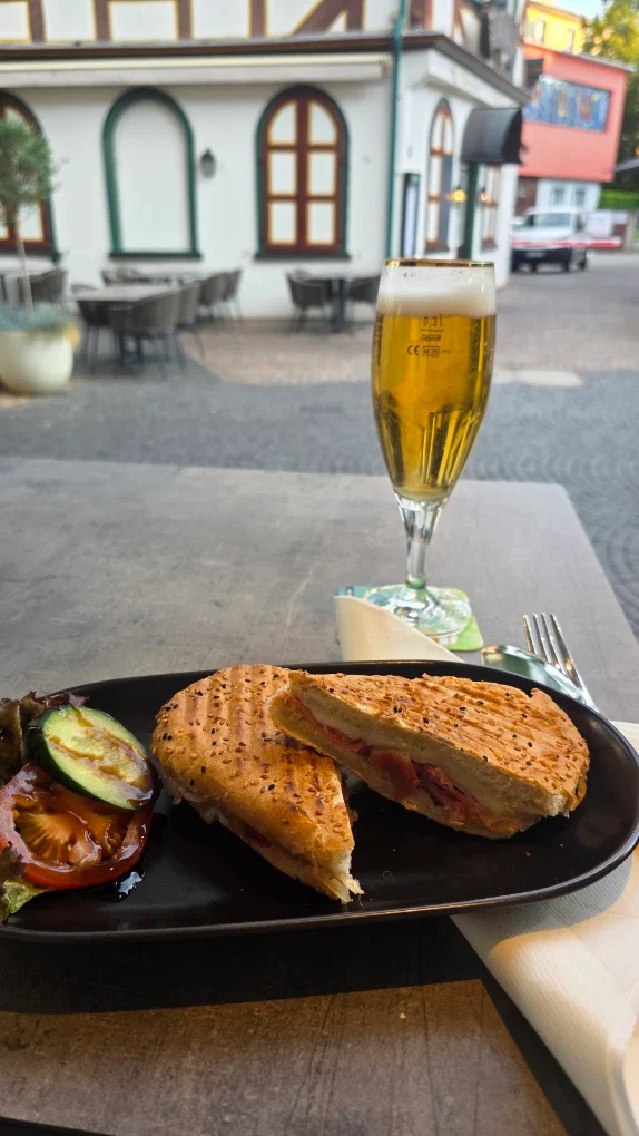 Panini mit Beilage auf der Terrasse